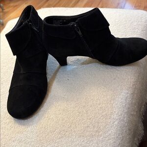 Aerosoles Women’s Black Suede Heeled 2.5”Booties (9.5)